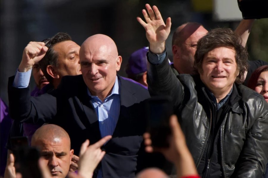 La millonaria multa que podría recibir José Luis Espert por haberse ido en moto y sin casco