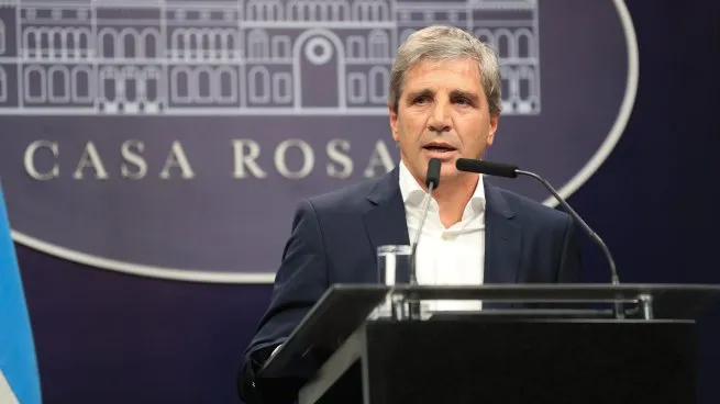 Luis Caputo defendió las supertasas, pero reconoció que podrían afectar la actividad en el corto plazo