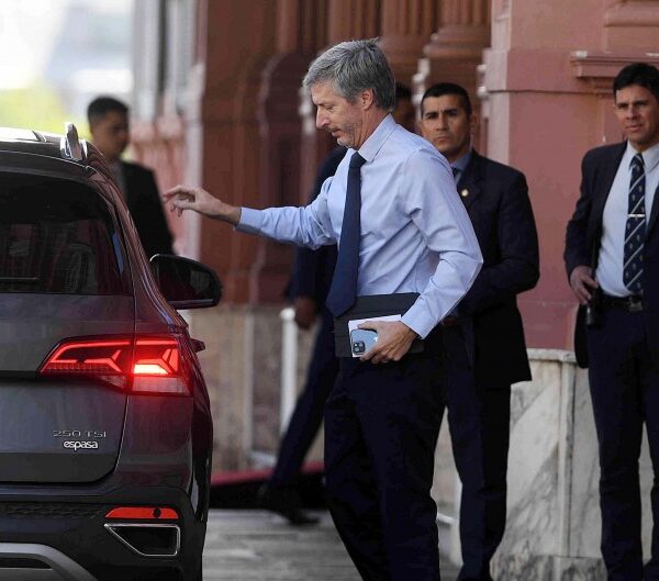 Cumbre para atajar el dólar: Analizan bajar las retenciones a cero para que el campo liquide