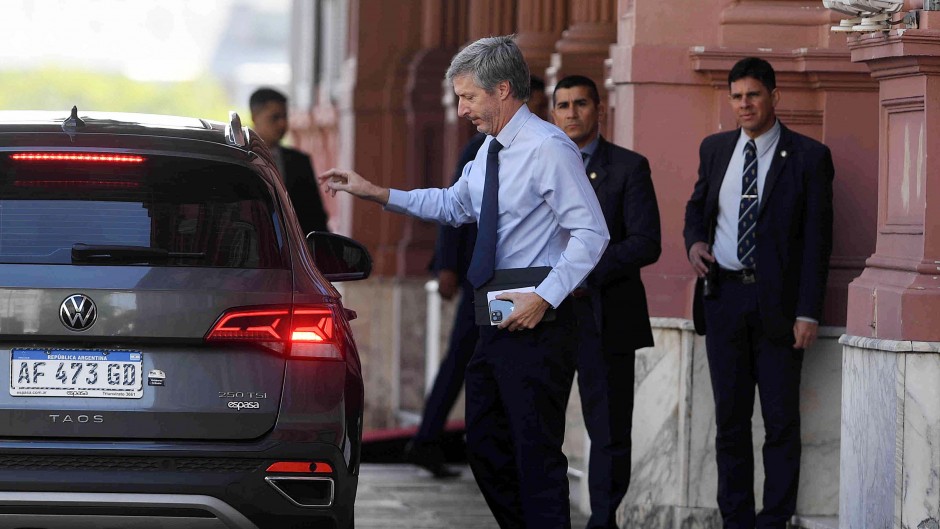 Cumbre para atajar el dólar: Analizan bajar las retenciones a cero para que el campo liquide