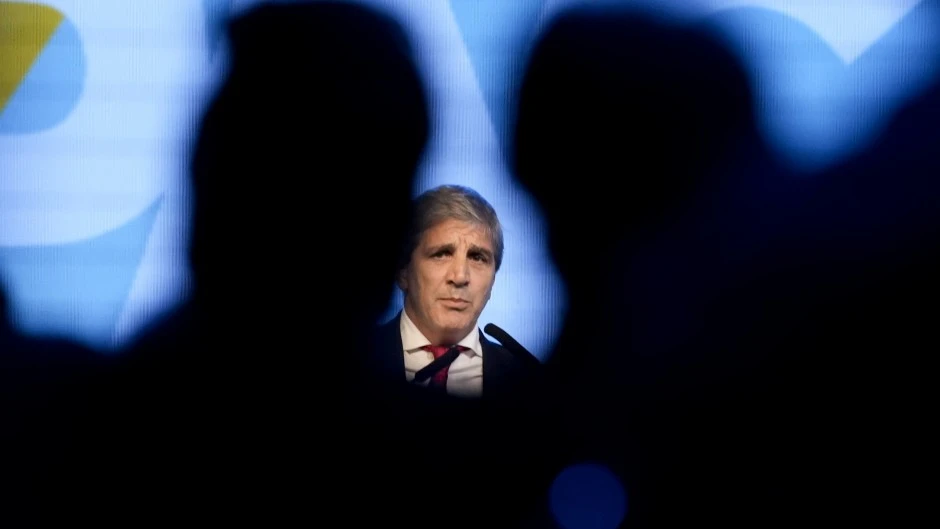 Mientras se demora el anuncio del Tesoro, Caputo refrita un anuncio del Banco Mundial y sube el riesgo país