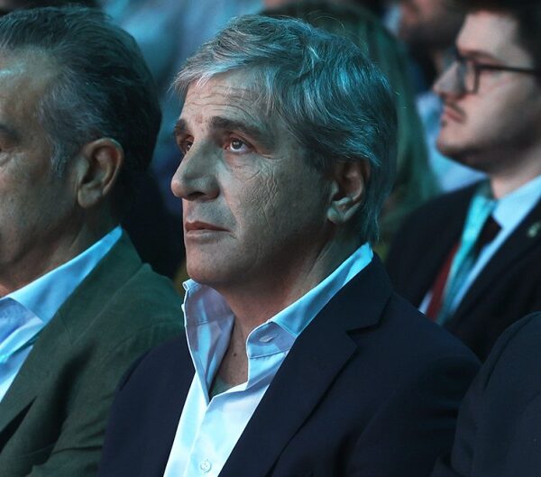 El riesgo país se acerca a los 1.000 puntos por la decisión de Economía de quemar dólares