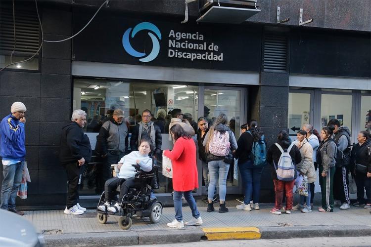 En pleno escándalo de las coimas, siguen las filas en ANDIS por el recorte de Milei a las pensiones válidas