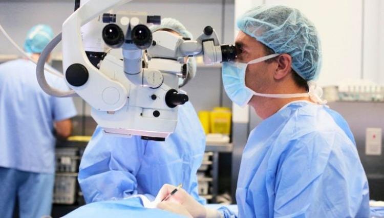 Otro escándalo: profesionales de PAMI denuncian sobreprecios en la compra de lentes intraoculares para cirugía