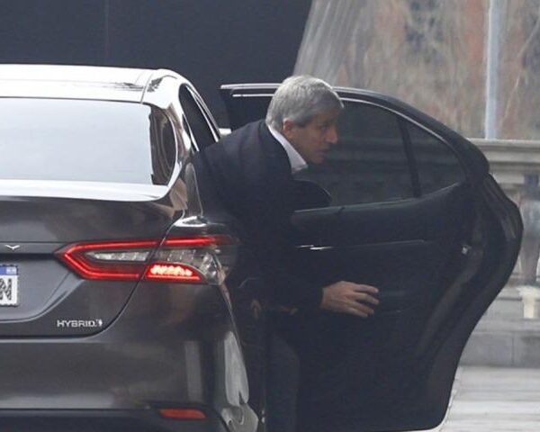 Preocupante: El dólar tocó el techo y Caputo se gasta los últimos fondos del Tesoro para frenar su suba