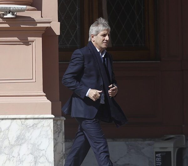 El fin de la flotación: Caputo apuesta a una Convertibilidad blue hasta la elección