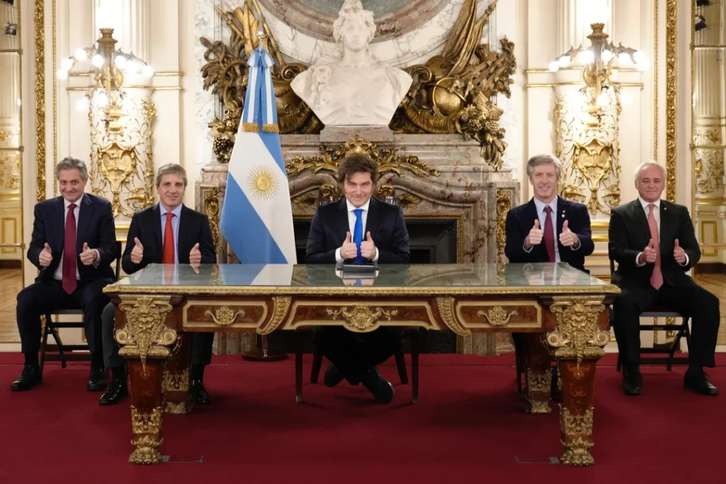 El Gobierno modificó el presupuesto vigente con más recursos para el pago de salarios y deuda