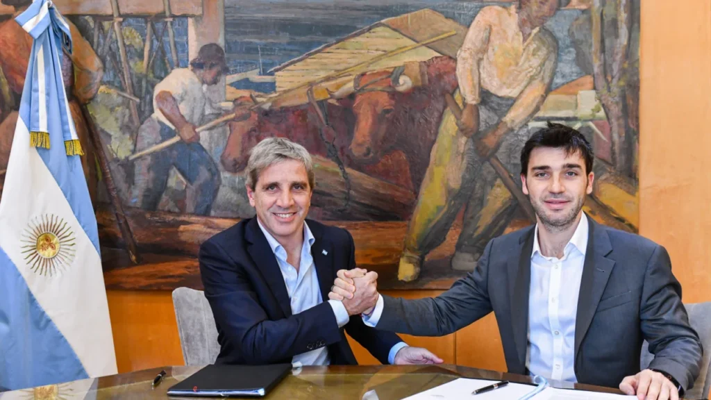 Luis Caputo firmó convenios con Chubut y Tucumán para extinguir deudas y transferir obras y viviendas