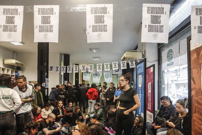 Vuelve la motosierra en el Estado: Se esperan 800 despidos en Capital Humano