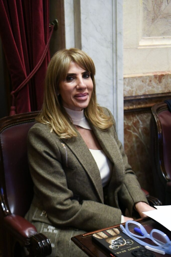 La senadora Claudia Zamora participó de la sesión en la que el Senado aprobó la modificación del régimen legal de los decretos presidenciales e insistió en la ley que declara la emergencia en discapacidad