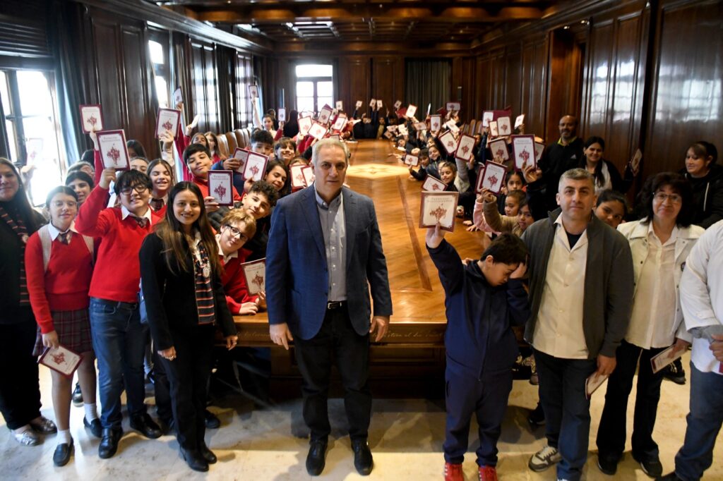 Alumnos del Colegio Big Ben School de la Capital y de la escuela N° 814 de Fernández visitaron Casa de Gobierno