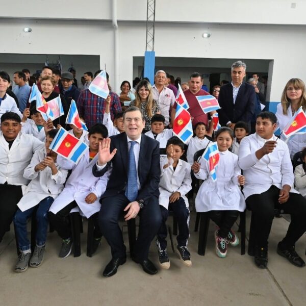 El Gobernador inauguró obras en la Escuela de Coro Pampa y entregó viviendas sociales a familias de la zona