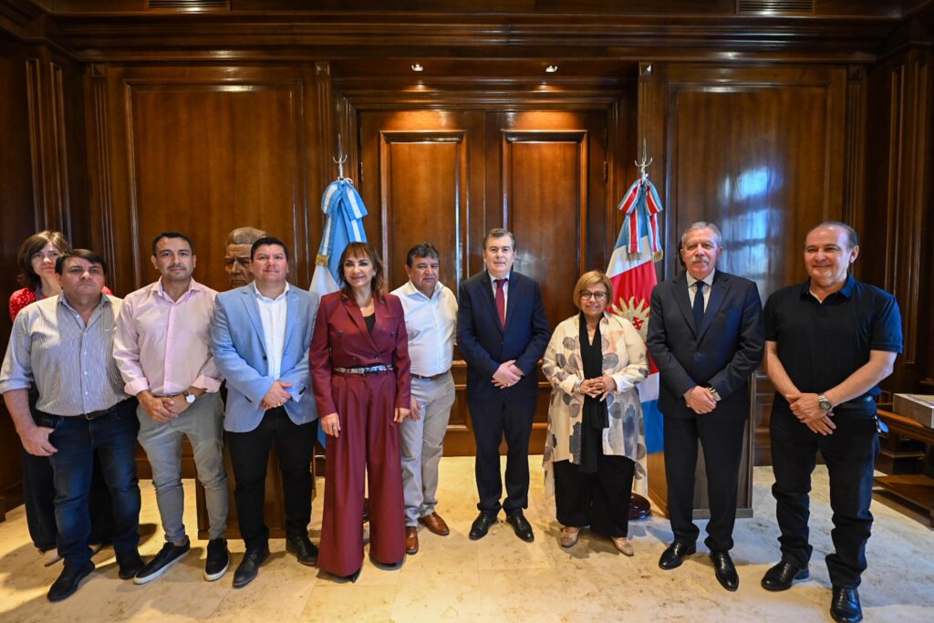 Gerardo Zamora recibió la visita de autoridades de Renatre y de Uatre