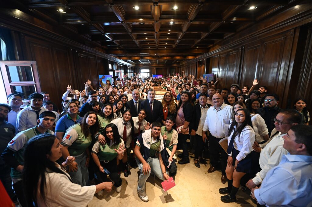 Más de 300 estudiantes de seis departamentos fueron recibidos por el Gobernador y el Jefe de Gabinete