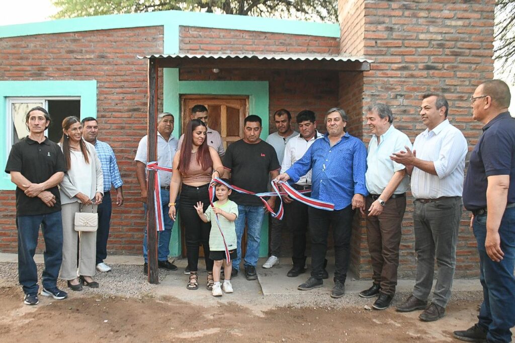El ministro Niccolai entregó viviendas sociales a 15 familias del departamento Moreno