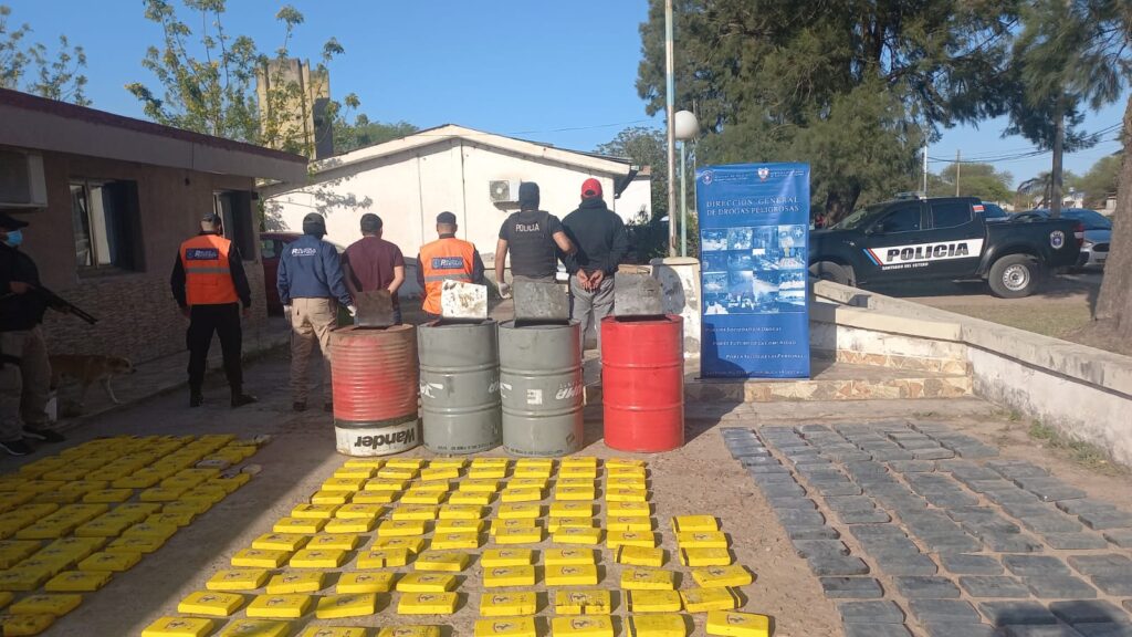 La Policía Santiagueña asestó un duro golpe al narcotráfico con el secuestro de 535 panes de cocaína