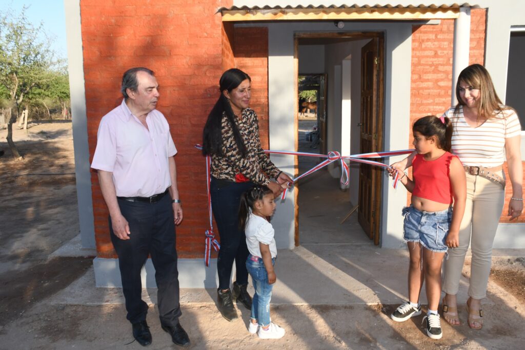 El ministro Niccolai entregó viviendas sociales a familias del departamento Guasayán