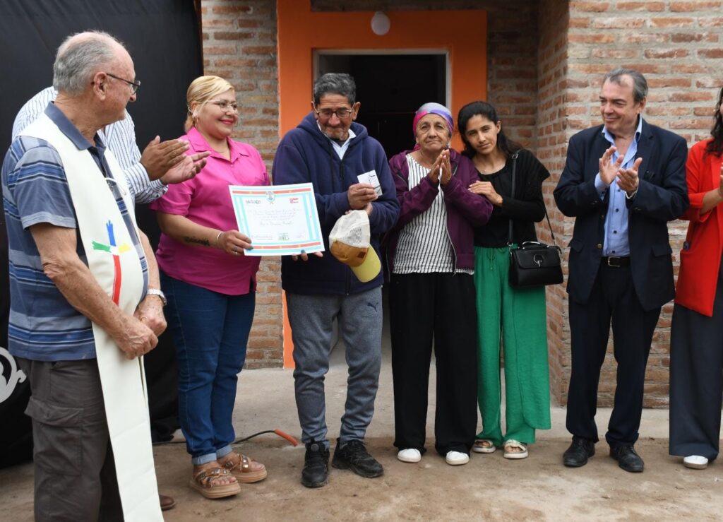 El ministro Niccolai entregó viviendas sociales a 20 familias del departamento Figueroa