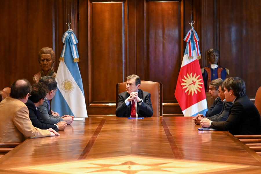 El gobernador Gerardo Zamora recibió en Casa De Gobierno a autoridades de la Unión Industrial Argentina (UIA)