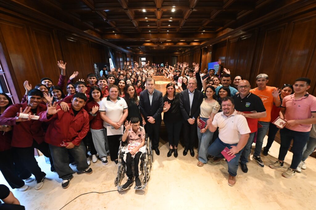 El Gobernador y el Jefe de Gabinete recibieron a estudiantes de siete departamentos