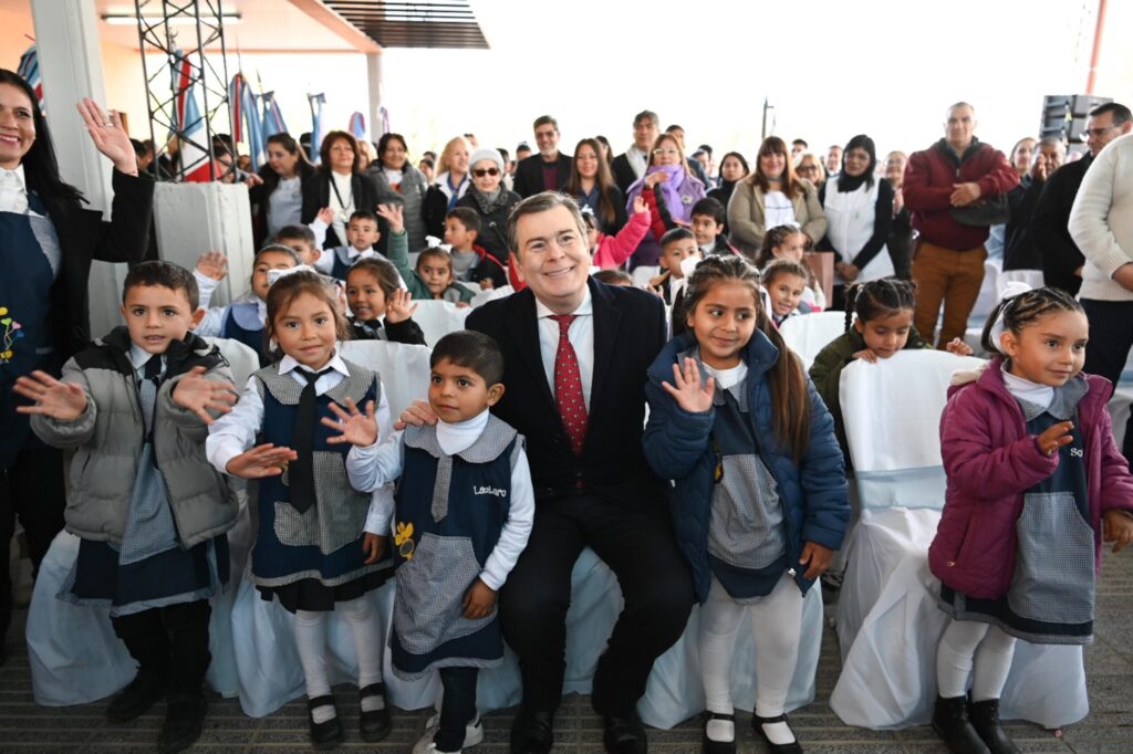 El Gobernador Gerardo Zamora inauguró un Jardín de Infantes en Vinará y anunció importantes obras