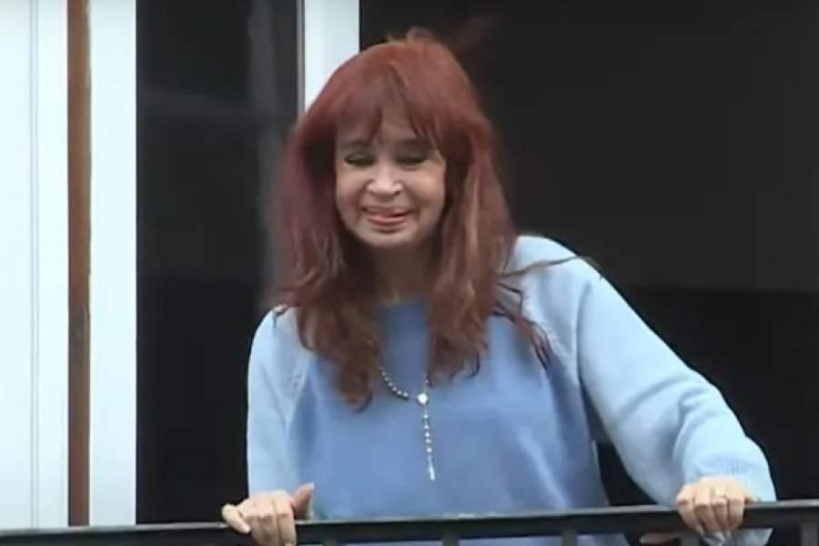 Cristina Kirchner volvió a sorprender a sus seguidores desde el balcón