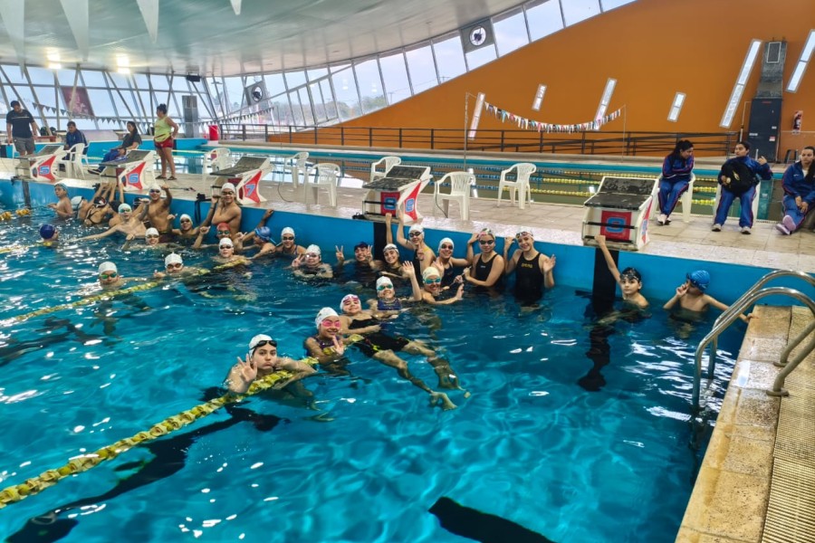 Excelente desempeño del equipo de natación de la Escuela Normal Manuel Belgrano en el Torneo Regional