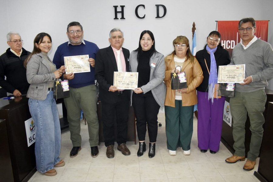 Reconocimiento a docentes jubilados en el Concejo Deliberante de Tintina