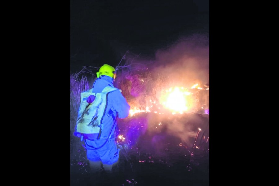 Bomberos de la Policía apagaron un voraz incendio cerca de la base del GER
