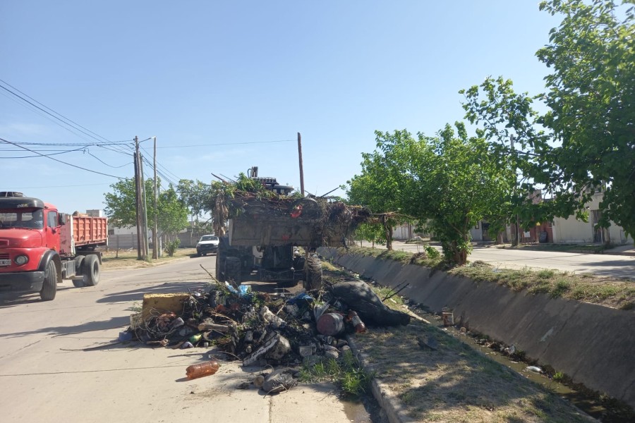 Retiran toneladas de residuos de un desagüe pluvial en el barrio Siglo XXI