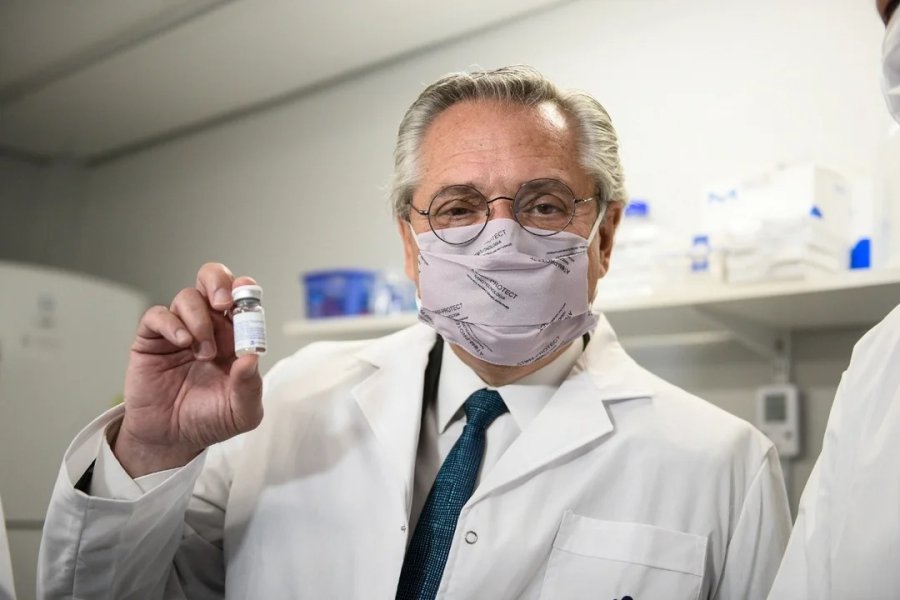 Un jubilado reclama $152 millones a AstraZeneca: Una ley de Alberto Fernández protege al laboratorio