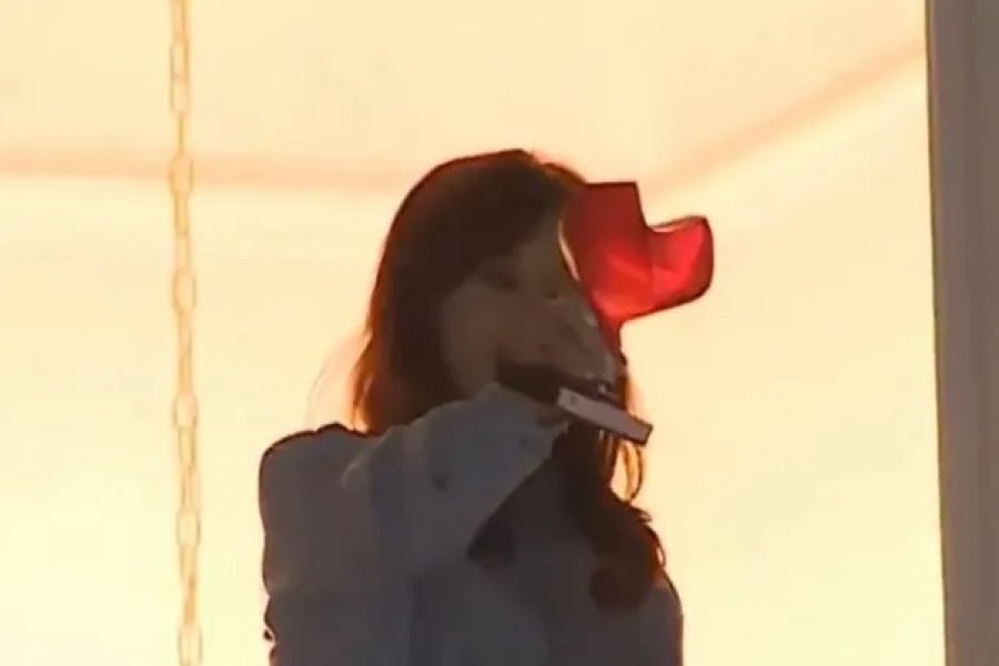 Previo a la marcha universitaria, Cristina Kirchner salió al balcón a saludar a los estudiantes