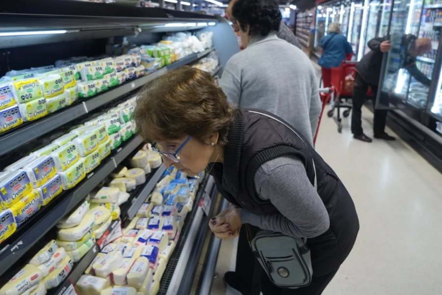 Sigue en caída la confianza del consumidor