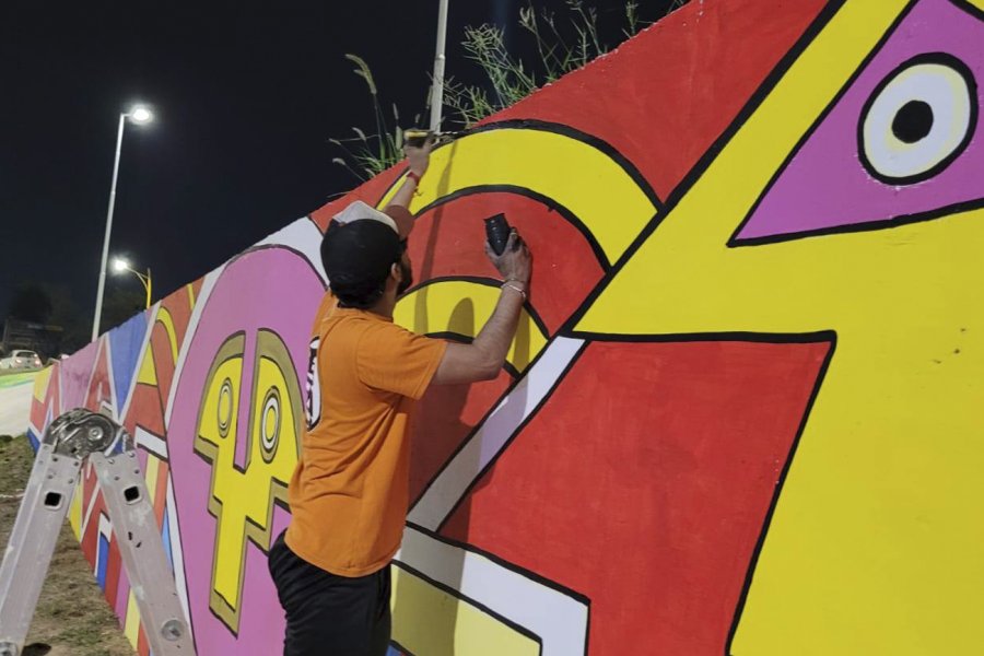 Artistas santiagueños pintaron un gran mural para acompañar el paisaje del Parque Mama Antula