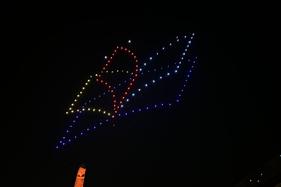 Un show de drones iluminó la apertura de la 15ª Feria del Libro en Santiago