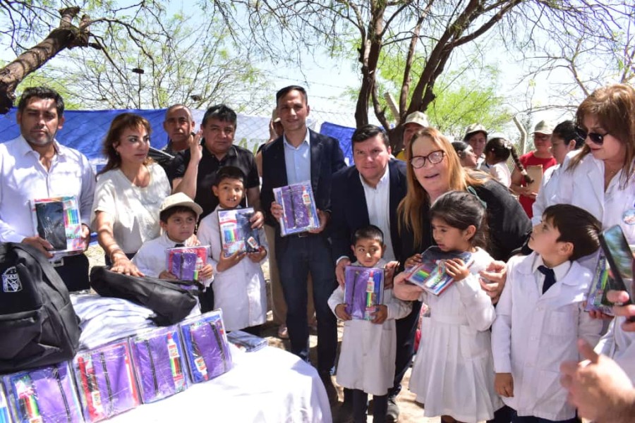 Entregan computadoras, kits escolares e inauguran plaza de juegos en la escuela rural de Lomitas