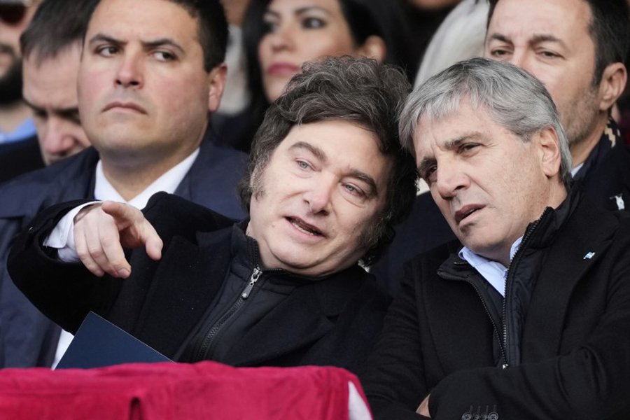 Acciones argentinas bajan 6,4% más y Riesgo País sigue cerca de 1.100 puntos