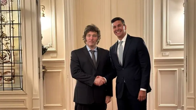 Milei viaja al encuentro con Santiago Peña por la cumbre de la CPAC en Paraguay