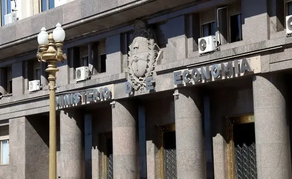 Vencen u$s8.100 millones hasta enero, el Tesoro no tiene los fondos y la city ya evalúa todos los escenarios