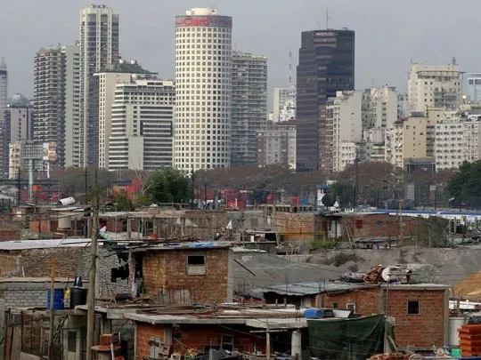 La pobreza afectó a 15 millones de argentinos en el primer trimestre: cuánto bajó realmente en la era de Javier Milei