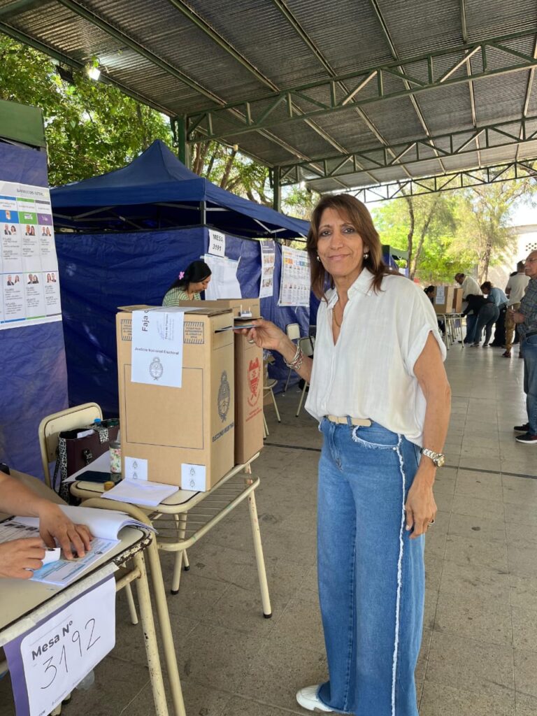 La diputada nacional Estela Marys Neder emitió su voto en Loreto La diputada nacional Estela Marys Neder emitió su voto en Loreto