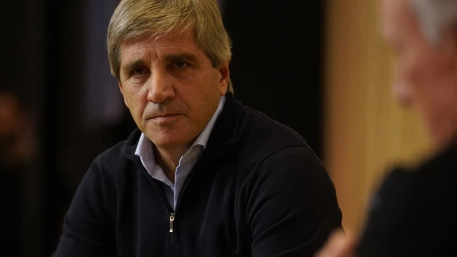 Caputo negocia un préstamo repo para pagar los bonos, asegurado con DEGs del Tesoro