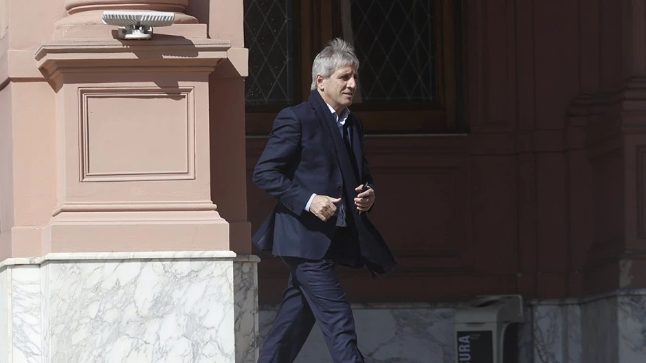Caputo ya se gastó la mitad de lo que liquidó el campo, en contener el dólar