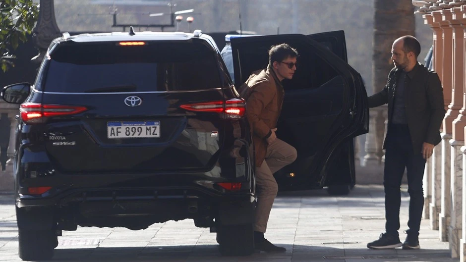 Santiago se reunió con Karina para negociar su ingreso a la jefatura de gabinete Santiago se reunió con Karina para negociar su ingreso a la jefatura de gabinete