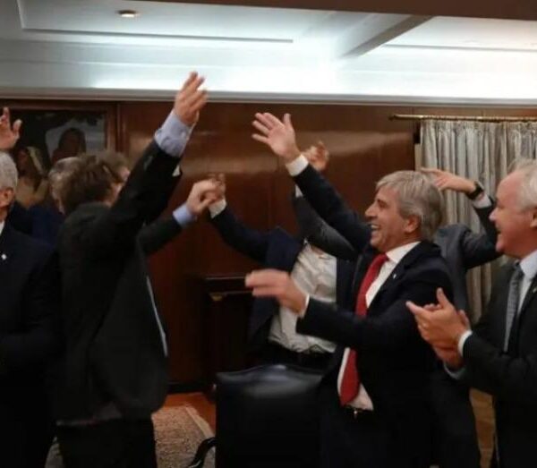 Milei duplicó el Riesgo País de Argentina y en 2025 es el peor país de la región