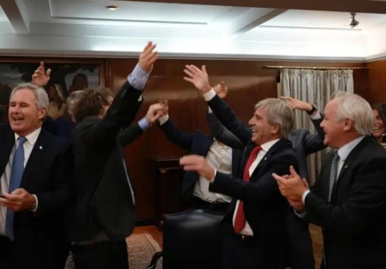 Milei duplicó el Riesgo País de Argentina y en 2025 es el peor país de la región