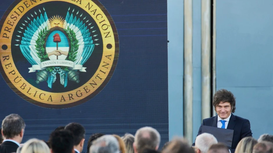 Milei quemó USD 25 mil millones para llegar con el dólar controlado a la elección Milei quemó USD 25 mil millones para llegar con el dólar controlado a la elección