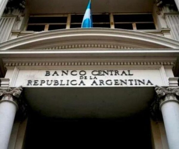 El BCRA intervino nuevamente para calmar el dólar: Vendió casi u$s50 millones en el techo de la banda cambiaria