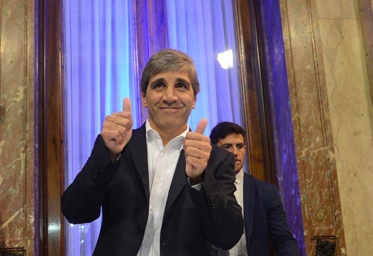 Milei prepara la reforma tributaria, el proyecto que busca reducir Ganancias y blanquear dólares «del colchón» Milei prepara la reforma tributaria, el proyecto que busca reducir Ganancias y blanquear dólares «del colchón»