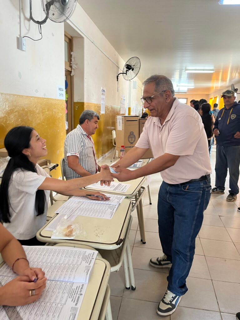 El intendente Ramón “Toto” González emitió su voto en Loreto y destacó la participación ciudadana El intendente Ramón “Toto” González emitió su voto en Loreto y destacó la participación ciudadana